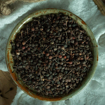Terre d'épice poivre sauvage noir de madagascar voatsiperifery en grain