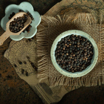 Terre d'épice poivre noir de sarawak en grains